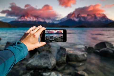 Fotografie cu smartphone-ul în mână. Conceptul de călătorie. Torres del Paine, Chili