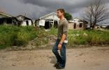 Brad Pitt ajută după uraganul Katrina