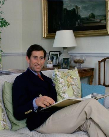 tetbury, Regatul Unit 11 august prințul charles stând în sufrageria lui acasă în casa highgrove fotografie de tim graham fototeca prin getty images