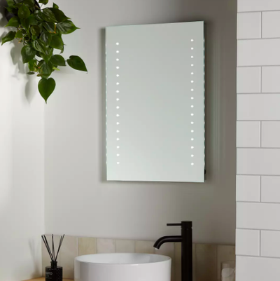 Oglindă iluminată pentru baie, montată pe perete