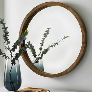 Oglinda cu rama din lemn deschis
