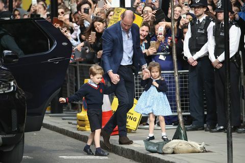 prințul william aduce george și charlotte la spital