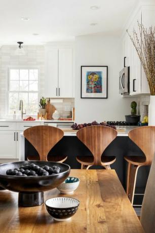 masă din lemn, colecție de boluri, scaune de bar din lemn, dulapuri de bucătărie albe