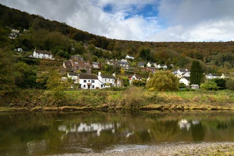 Satul de pe malul râului Llandogo pe râul Wye în valea Wye AONB, lângă Tintern, Țara Galilor