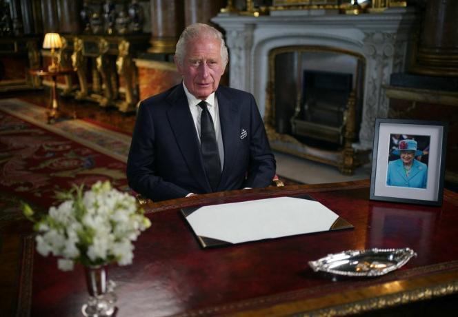 regele britanic Charles III face o adresă televizată către națiune și comunitatea din desenul albastru cameră la Palatul Buckingham din Londra pe 9 septembrie 2022, la o zi după ce regina Elisabeta a murit la vârsta de 96 de ani