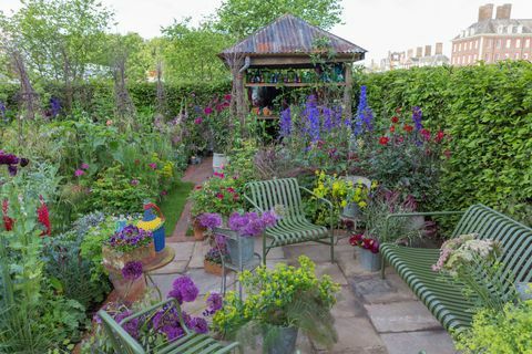 Grădina de tăiere a culorii orezului Anneka. Proiectat de: Sarah Raven. RHS Chelsea Flower Show 2017. BBC Feel Good Garden