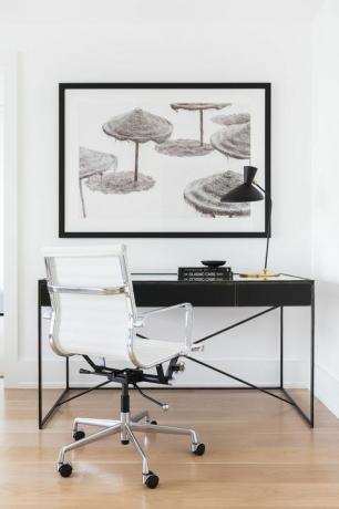 podele din lemn, birou negru, scaun alb