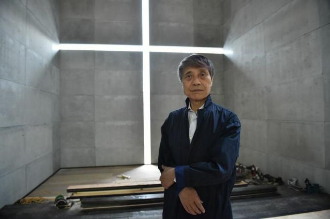 această fotografie făcută pe 20 septembrie 2017 îl arată pe arhitectul japonez Tadao Ando pozând la Centrul Național de Artă din Tokyo. Maestrul japonez Tadao Ando a parcurs un traseu neconvențional către arhitectură, începând ca boxer și șofer de camion complet autodidact, pregătirea sa neortodoxă nu l-a împiedicat să câștige premiul Pritzker, considerat nobelul arhitecturii, urmând în Urme ale unor oameni precum Richard Rogers și Zaha Hadid fotografie de kazuhiro nogi afp pentru a merge cu arhitectura japoneza ando, interviu de karyn nishimura poupee fotografie de kazuhiro nogiafp prin getty imagini