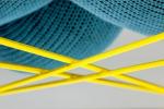 Scaunul țesut din tuburi tricotate supradimensionate îmbină confortul cu designul contemporan