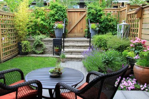 Mică grădină de primărie cu mobilier de terasă în mijlocul unei lavande înflorite
