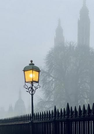 vedere unghi mic a luminii stradale iluminate pe clădire