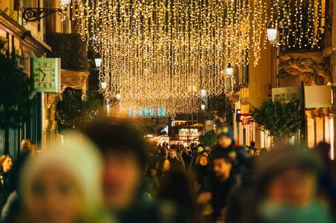 Crăciun în Franța Mulțime de cumpărături aglomerate pe strada de Crăciun