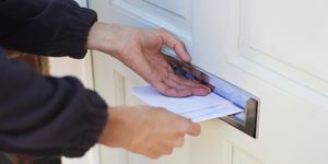 Închidere a poștașului care livrează postarea prin caseta de scrisori a rezidentului