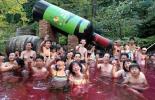 Acest spa japonez vă permite să înotați într-o piscină de vin roșu