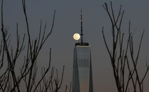 Moonrise Over Lower Manhattan din New York