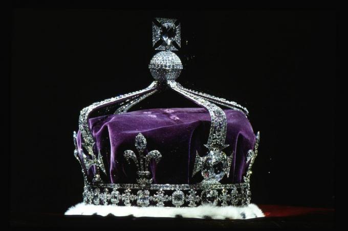 Londra, Regatul Unit 19 aprilie coroana reginei elizabeth regina mamă 1937 din platină și conținând celebrul diamant koh i noor împreună cu alte pietre prețioase fotografie de tim graham fototeca prin getty imagini