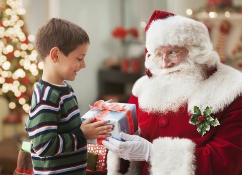 Moș Crăciun care dă cadou de Crăciun băiatului caucazian