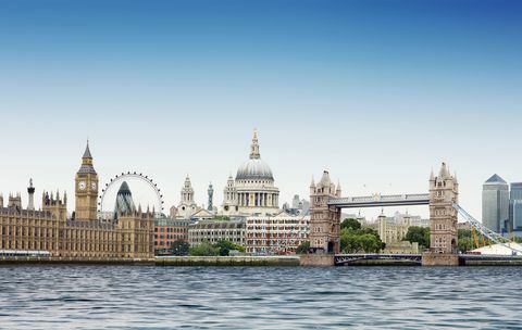 montaj londonez împotriva cerului albastru simplu cu râul Tamisa în prim-plan