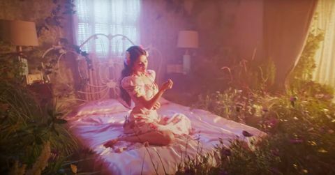 dormitorul din videoclipul „de una vez” al selenei gomez