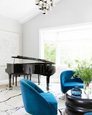 living cu pian grandios și scaune albastre