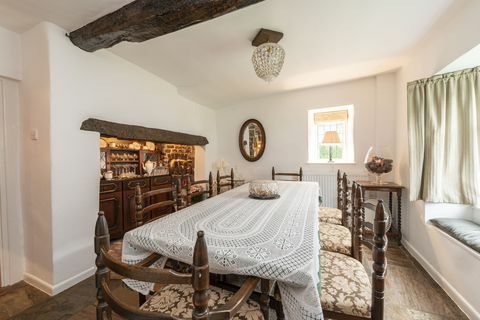 frumoasă căsuță de vânzare în inima satului Milton Abbas, Dorset