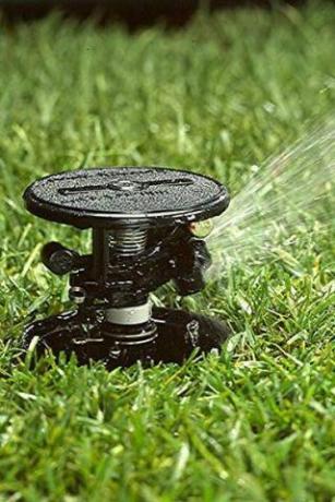 Sprinkler în sol cu ​​conectarea furtunului