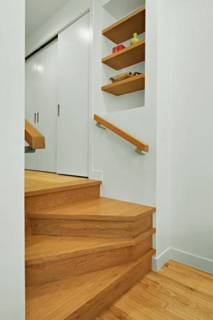 Scara de buzunar: scara modernă personalizată în patru trepte duce la hol, formează un mini-palier cu rafturi parțial.