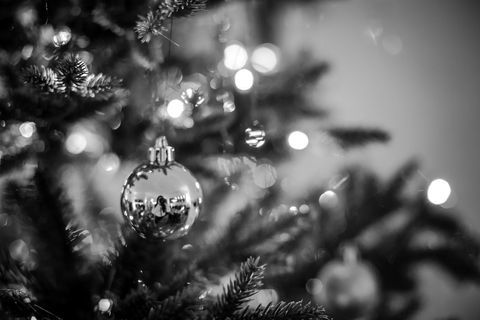 Arbore de Crăciun decorat cu ornamente și lumini de Crăciun