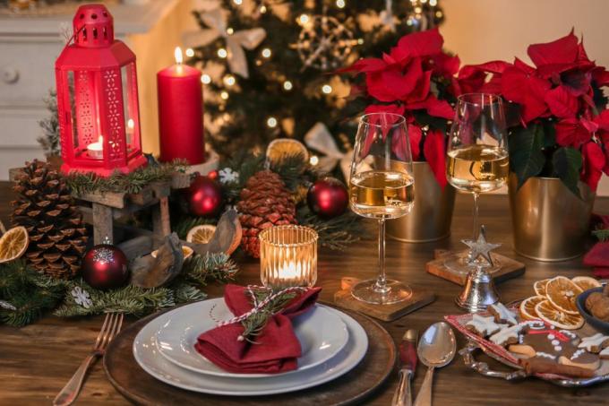 masă festivă de Crăciun cu vin alb