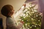 Cum să atârne luminile de Crăciun pe copacul tău