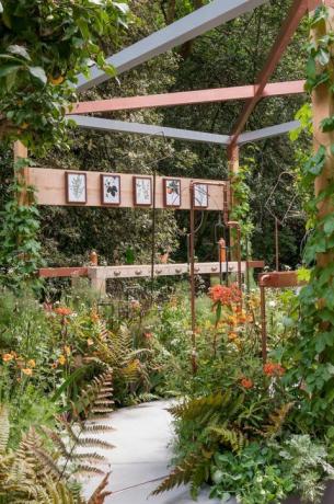 Seedlip Garden la Chelsea Flower Show - proiectat de Catherine MacDonald - construit de Landform Consultants. Grădină artizanală.