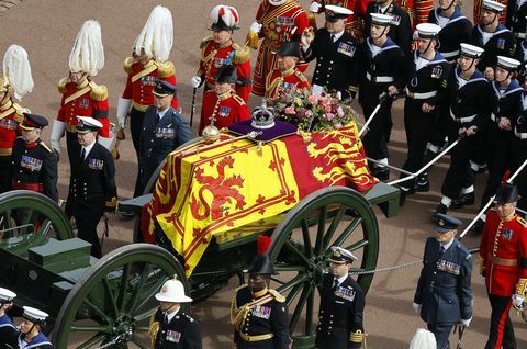 Londra, Anglia, 19 septembrie, cortegiul funerar al reginei, purtat cu trăsura de arme de stat al marinei regale, călătorește de-a lungul mall-ului pe 19 septembrie 2022, în Londra, Anglia elizabeth alexandra mary Windsor s-a născut în Bruton Street, Mayfair, Londra la 21 aprilie 1926, s-a căsătorit cu prințul Philip în 1947 și a urcat pe tronul Regatului Unit și al Comunității la 6 februarie 1952 după moartea tatălui ei, regele George VI, regina Elisabeta II, a murit la castelul Balmoral din Scoția pe 8 septembrie 2022 și este succedat de fiul ei cel mare, regele Charles III fotografie de chip somodevillagetty imagini