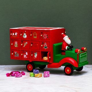 Calendarul Adventului din lemn pentru camionul Moș Crăciun