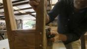 Acest lucrător în lemn din Charleston face mese din grinzi recuperate